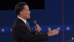 El segundo debate de la campaña electoral de 2012 entre el presidente demócrata Barack Obama (der.) y el candidato republicano Mitt Romney.