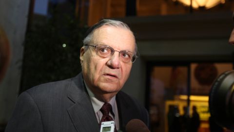 Activistas dicen que no solo los hispanos están insatisfechos con el trabajo que ha hecho  Arpaio como alguacil.