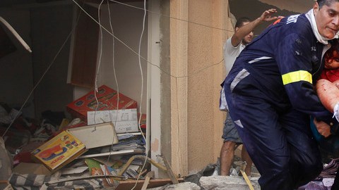 Rescatistas intentan salvar a una víctima de entre los escombros.