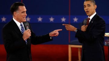 Los candidatos presidenciales Mitt Romney (izq.) y Barack Obama tocaron al fin el tema migratorio en su debate.