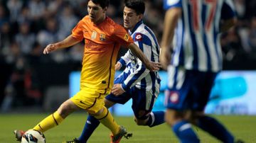 El argentino Lionel Messi (i) marcó ayer tres tantos en la victoria del Barcelona sobre el Deportivo La Coruña, que amargó la vida más de la cuenta a los 'culé'.