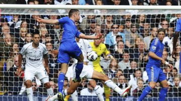 Gary Cahill (c) marca el primer gol del Chelsea al Tottenham Hotspur en partido de la Premier League disputado en el estadio White Hart Lane de Londres, ayer.