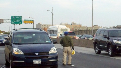 Don Manuel Viera, chileno de 71 años se juega la vida día tras días vendiendo naranjas para ganar un poco de dinero.