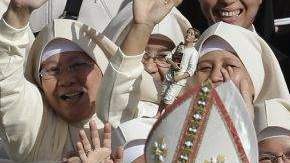 Unas 80,000 personas acudieron a El Vaticano para el acto de canonización encabezado por el Papa.