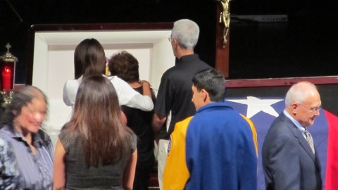 Cientos de personas acudieron a despedir al senador estatal Mario Gallegos, que falleció en Houston.