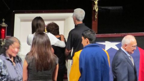 Cientos de personas acudieron a despedir al senador estatal Mario Gallegos, que falleció en Houston.