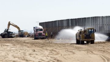 Imagen tomada en el año 2008 de la construcción de la valla fronteriza que divide a EEUU de México en el sector de Yuma, Arizona.