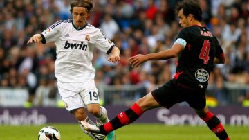 Luka Modric, (izq) del Real Madrid disputa el balon con Borja Oubina del Celta. Los merengues se miden con el Borussia en la Liga de Campeones.