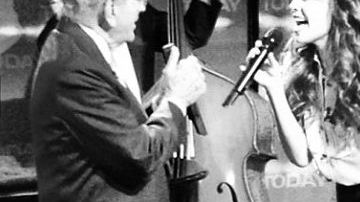 Tony Bennett y Thalía cantarón juntos uno de los temas más emblemáticos del veterano artista, 'The Way You Look Tonight'.
