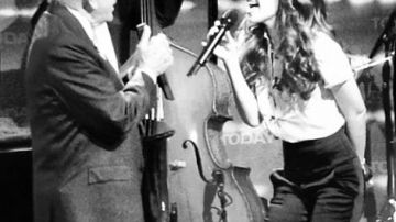 Tony Bennett y Thalía cantarón juntos uno de los temas más emblemáticos del veterano artista, 'The Way You Look Tonight'.
