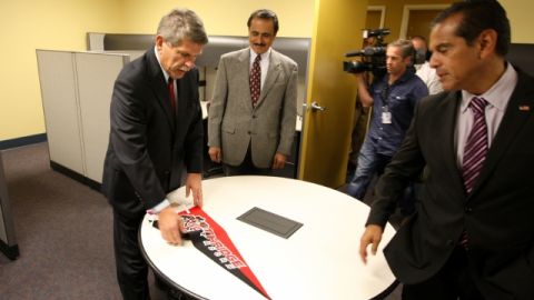 El alcalde  Villaraigosa (der.), el supervisor  Zev Yaroslavsky (izq.) y el concejal Richard Alarcón visitan las instalaciones.