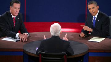 El candidato presidencial republicano Mitt Romney y el presidente Barack Obama responden  una pregunta durante el tercer debate realizado anoche.