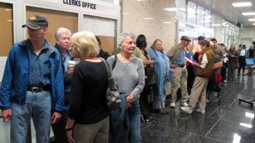 Estos electores formaban fila ayer para  emitir su voto anticipado en Madison, Winconsin, donde Barack Obama y Mitt Romney realizan fuertes campañas.