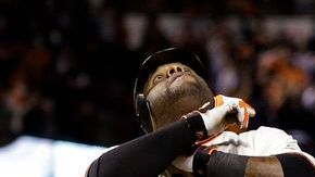 El gran 'Kung Fu Panda' Sandoval se recetó tres legendarios jonrones en el primer juego de la Serie Mundial.