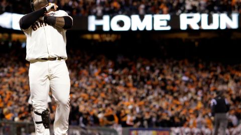 El gran 'Kung Fu Panda' Sandoval se recetó tres legendarios jonrones en el primer juego de la Serie Mundial.