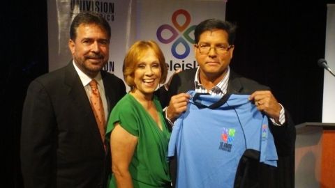 Luisito Vigoreaux, a la izquierda, junto a los comentadores del programa "Rubén & Co.", Milly Cangiano y Rubén Sánchez.