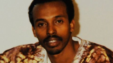 Un juez ordenó la retención de un hombre a quien se le acusa de terrorismo por persuadir jóvenes para unirse a al-Shabab.