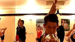 Bikram Yoga convoca la práctica del yoga con el calor, ayudando al cuerpo a liberar toxinas.