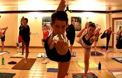 Bikram Yoga convoca la práctica del yoga con el calor, ayudando al cuerpo a liberar toxinas.