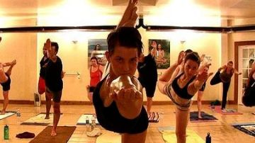 Bikram Yoga convoca la práctica del yoga con el calor, ayudando al cuerpo a liberar toxinas.