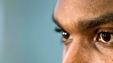 Andrew Bynum de los Sixers de Filadelfia. Su peor enemigo es su rodilla derecha.