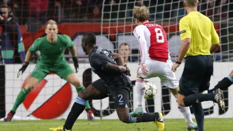 Toby Alderweireld (3), de Ajax,  desarma  de manera limpia a Sergio Agüero, del Manchester City, en un trámite del partido de ayer.