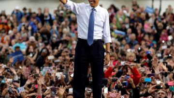 El presidente Obama saluda a la multitud en un acto celebrado en City Park en  Denver, Colorado.