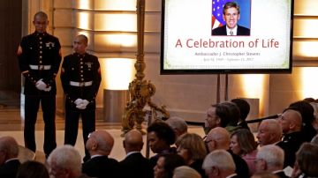 Honran en el Ayuntamiento de San Francisco, al embajador estadounidesne  Christopher Stevens, y a otros tres americanos que perdieron la vida en Bengasi, Libia.