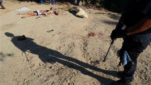 Los occisos habrían sido secuestrados el fin de semana pasado por un comando de ocho hombres armados abordo de dos camionetas negras.