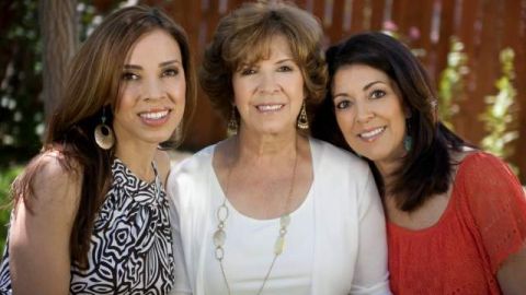 Yvette Marquéz-Sharpnack, Evangelina Soza y Verónica González-Smith (de izq. a der.) coautoras del libro de cocina 'Muy Bueno'.