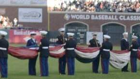 Pablo Sandoval saluda a una fanática antes de iniciar el segundo juego de la Serie Mundial ante Detroit ayer en el AT&T Park.