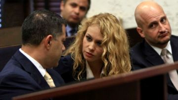 Paulina Rubio, el lunes en Miami, con sus abogados. El juicio empezará finalmente en enero.