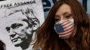 Una manifestante en Londres a favor de Julian Assange el fundador de Wikileaks.