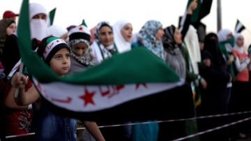 Jóvenes manifestantes protestan en Jordania frente a la embajada Siria.
