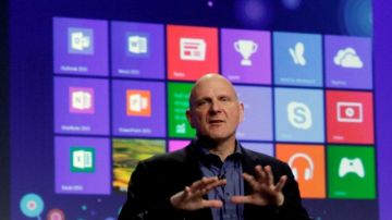 Steve Ballmer, CEO de Microsoft, presenta el sistema operativo en Nueva York.
