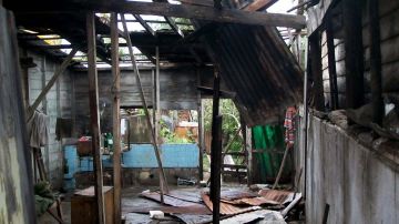 Aspecto de una vivienda afectada por Sandy en el poblado de Caimanera, en la provincia de Guantánamo (Cuba).