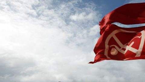 Banderas rojas alertan a los bañistas en las playas de Miami, debido al mal tiempo provocado por el huracán Sandy.