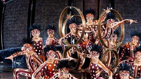 El espectáculo incluye a un colorido grupo de acróbatas que presentan el show 'hoop diving'.
