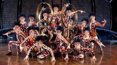 El espectáculo incluye a un colorido grupo de acróbatas que presentan el show 'hoop diving'.