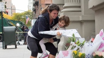 Los dos menores, de 2 y 6 años, fueron supuestamente apuñalados por su niñera, de origen dominicano, que se hirió ella misma tras  el crimen, según la Fiscalía.