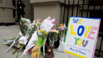 Varios ramos de flores fueron colocados a los pies del edificio donde fueron asesinados dos niños presuntamente por su niñera Jocelyn Ortega.
