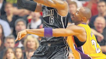 LeBron James (6), del Heat, trata de desmarcarse de Kobe Bryant, de los Lakers.