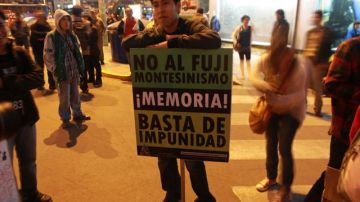 Un hombre participa  en una marcha contra un eventual indulto a Fujimori.