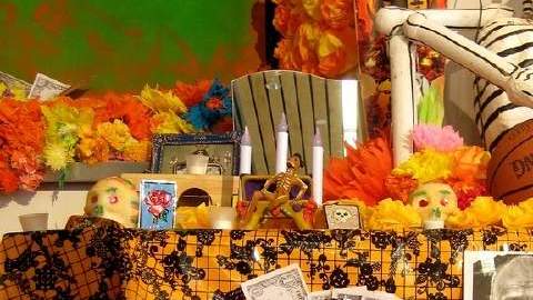 El altar de muertos es un homenaje a las personas difuntas.