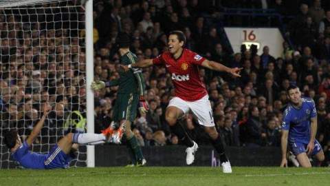 Javier "Chicharito" Hernández celebre gol contra Chelsea.