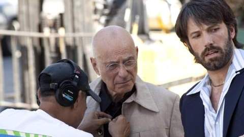 Ben Affleck (der.) da instrucciones al actor Alan Arkin (centro) en el rodaje de la película 'Argo'.