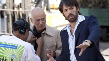 Ben Affleck (der.) da instrucciones al actor Alan Arkin (centro) en el rodaje de la película 'Argo'.