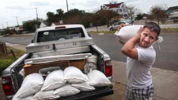 Nick Almeter distribuía   bolsas de arena ayer entre varias propiedades de Norfolk, Virginia, preparándose para la tormenta.