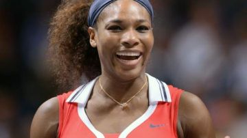 Serena Williams luce más que feliz al final de su victoria.