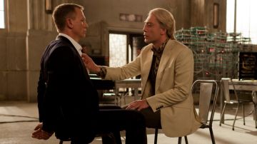 Javier Bardem (der.) y Daniel Craig en una escena del nuevo Bond, 'Skyfall'.